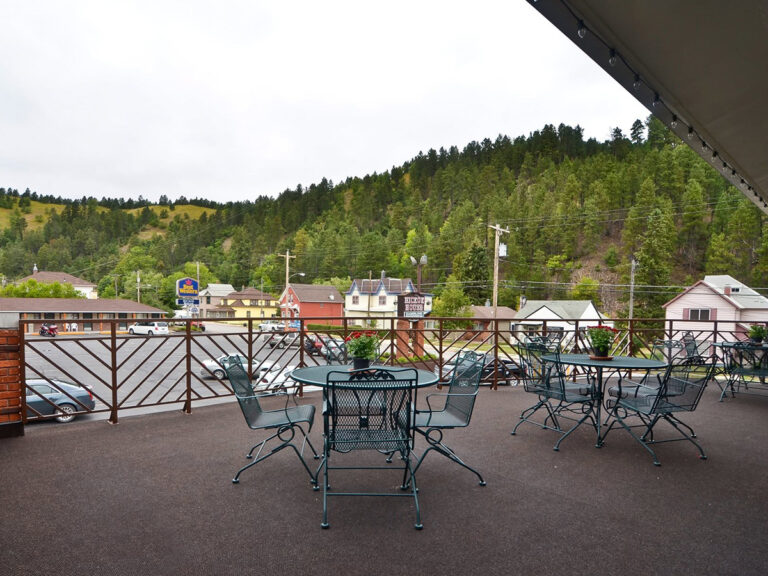 deadwood miners hotel restaurant balcony view 768x576