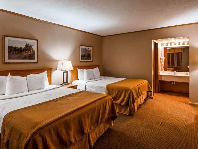 deadwood miners hotel restaurant room two beds 768x576