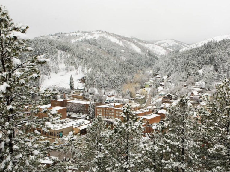 deadwood chamber town in winter 768x576