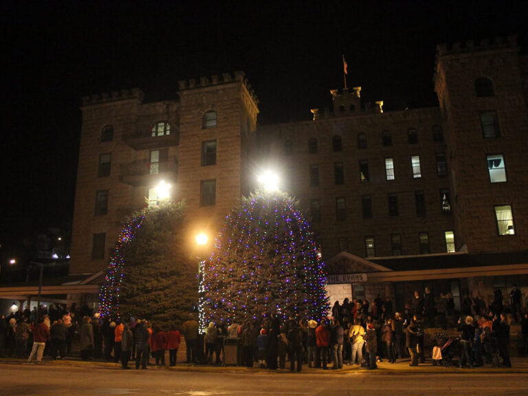 hot springs christmas tree lighting 768x576